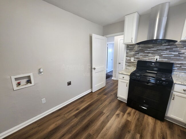 Building Photo - 274 Booker St SW