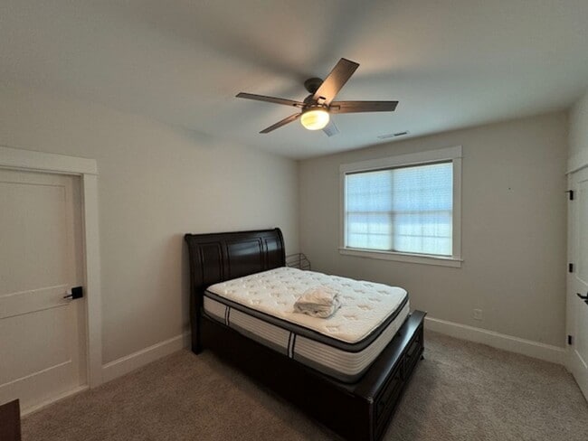 Building Photo - Lightly Furnished 4BR, 4BA Chapel Hill Hom...