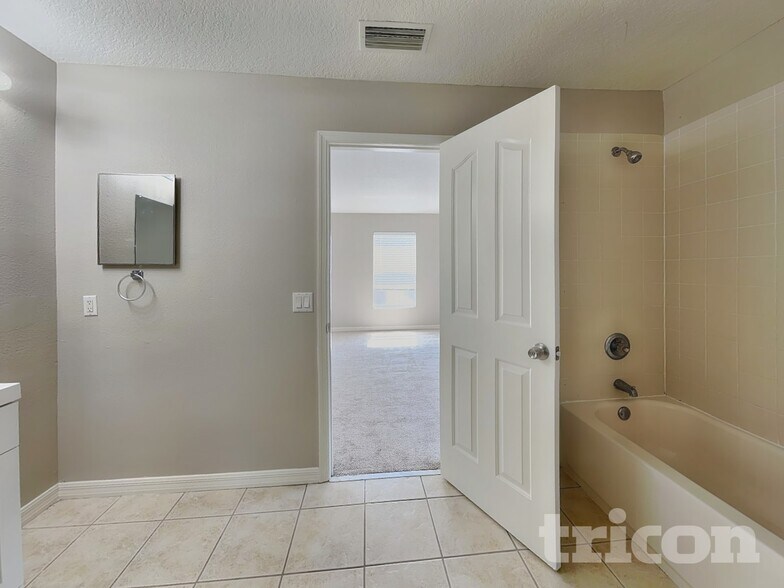 Building Photo - 10432 Boyette Creek Blvd
