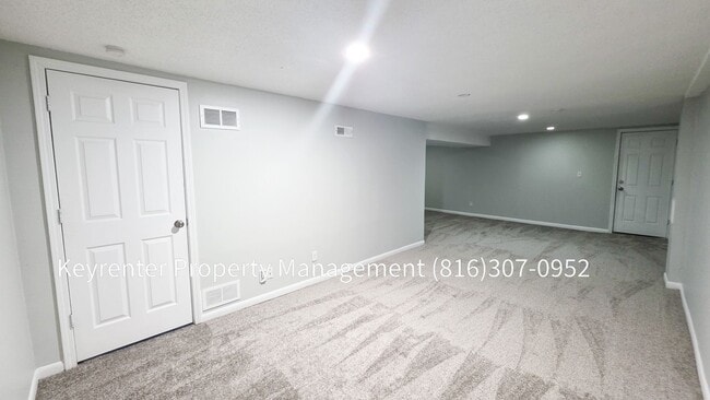 Building Photo - 4 bedroom 1.5 bath