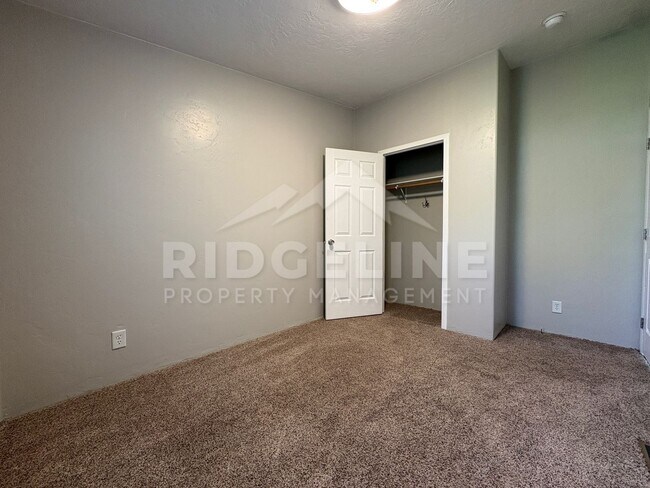 Building Photo - 582 N 4200 E