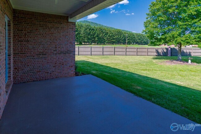 Building Photo - 2200 Little Cove Rd