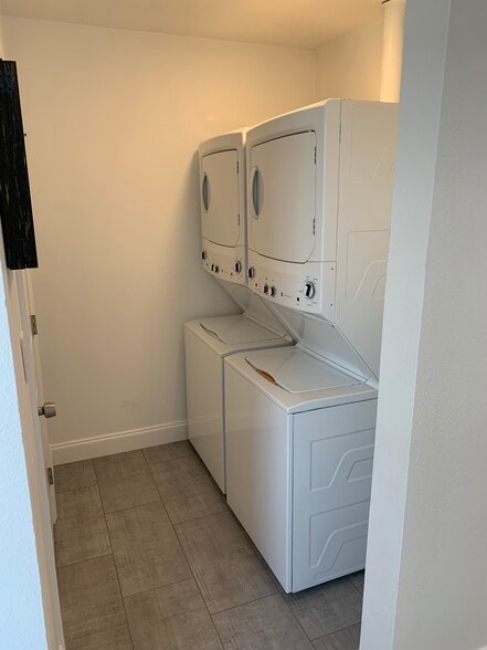 Building Photo - 512 Canal St