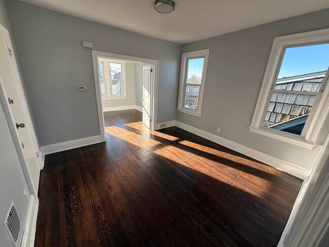 Building Photo - 308 Pearsall Ave