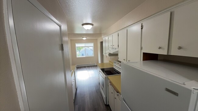 Building Photo - 1 Bedroom in Beautiful Residential Area Close to Downtown Pet Friendly
