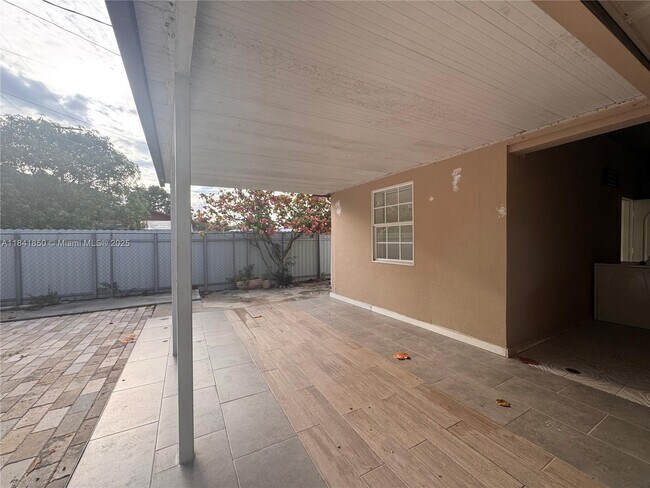 Building Photo - 541 E 38th St