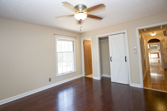Building Photo - Retro Ranch only minutes from downtown Sou...