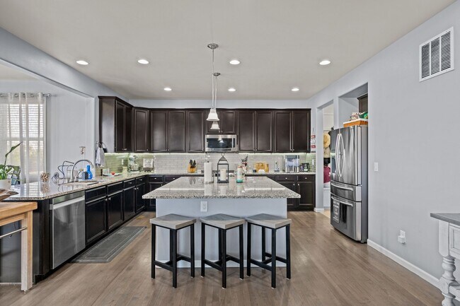 Building Photo - 15411 Village Cir E