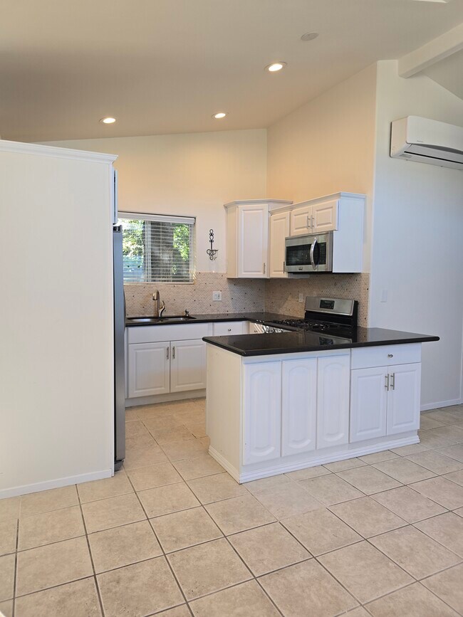 Building Photo - 5011 Lockhaven Ave