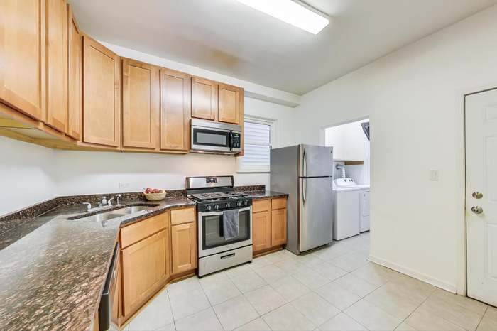Building Photo - 3618 W Dickens Ave