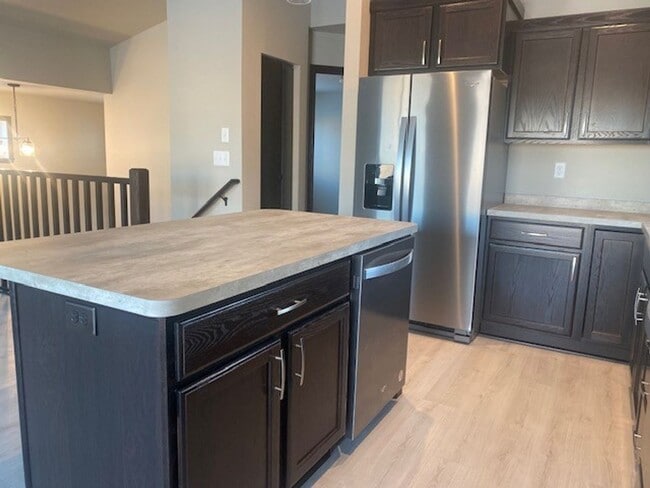 Building Photo - Modern 3 Bedroom Home with Garage & Fenced Yard for Rent!