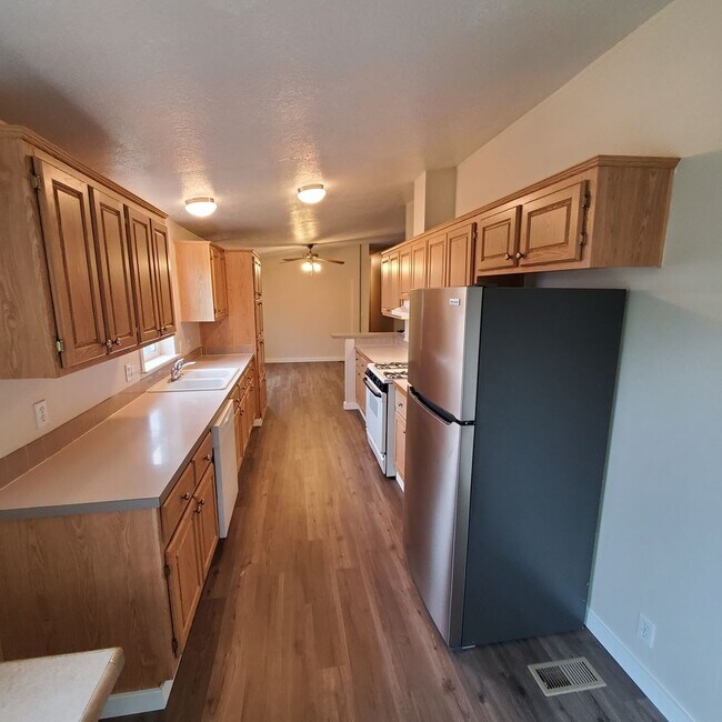 Building Photo - ***Limited Time Summer Rent Special!*** 5 bedroom : 3 bath Home with a Garage in Tangent