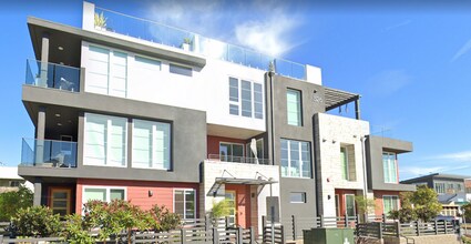 Building Photo - Updated and Luxurious Gorgeous 3 Bedroom T...