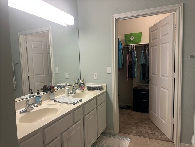Building Photo - 2815 Kings Crossing Dr