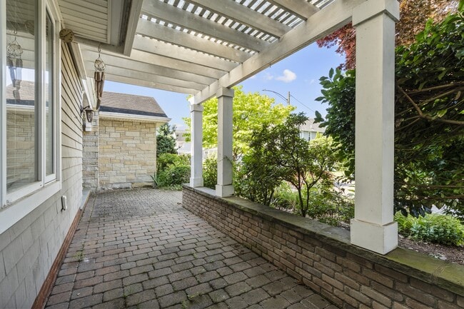 Building Photo - 25 Crescent Bluff Ave