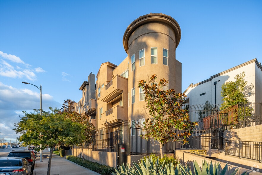 Building Photo - Glenoaks Villas