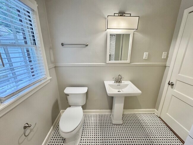 Building Photo - 907 Echles St