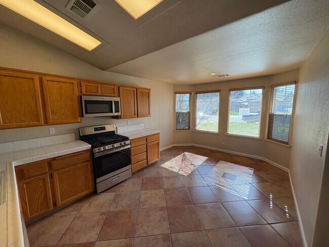 Building Photo - SE Visalia Cul-de-sac Home Available Now!