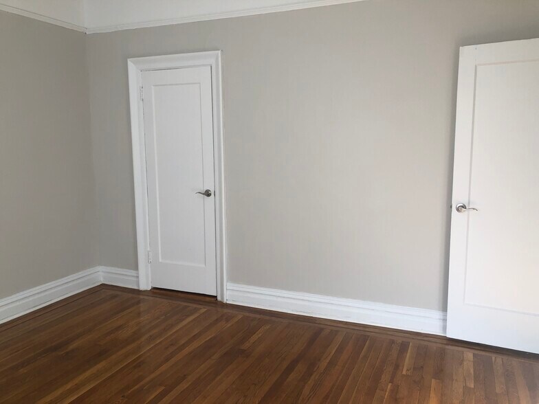 Building Photo - The Manor