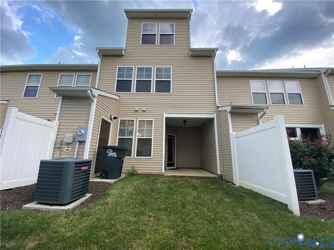 Building Photo - 8040 Rutland Village Dr