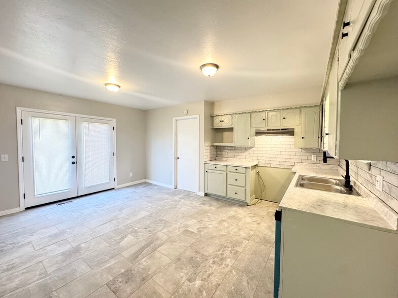 Building Photo - 1321 Beechwood Dr