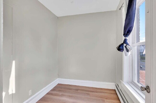 Building Photo - 57 1/2 Saratoga Avenue