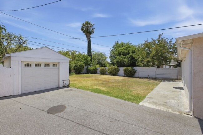 Building Photo - Stunning 3-Bedroom Burbank Home with Office & Entertainer’s Backyard