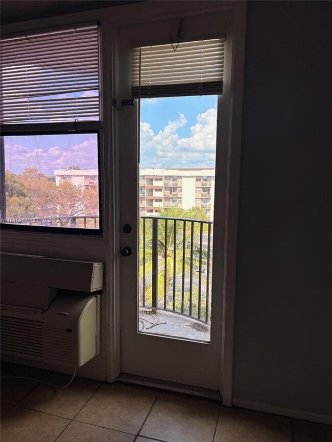 Building Photo - 2701 Riverside Dr