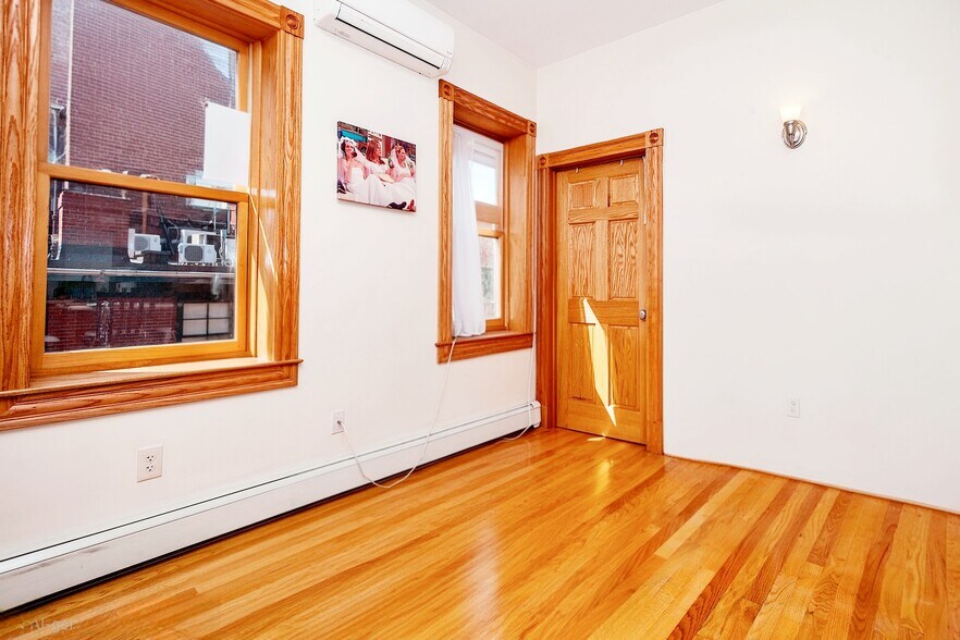 Building Photo - 102 Myrtle St