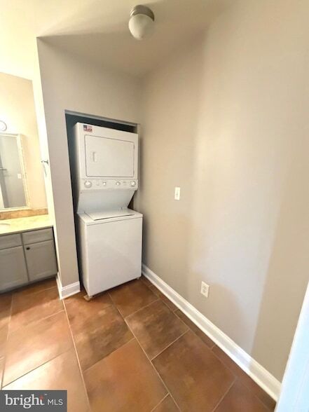 Building Photo - 728 18th St S