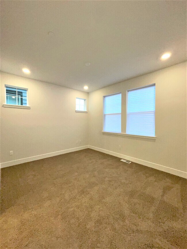 Building Photo - 18405 SW Buckhorn Dr
