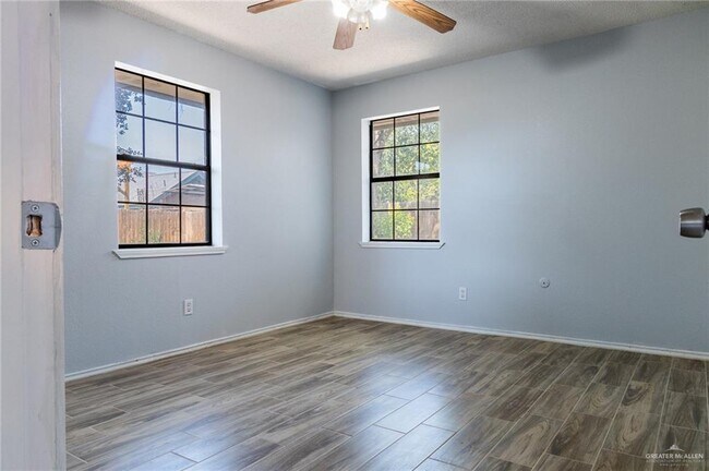 Building Photo - 2203 E Coma Ave