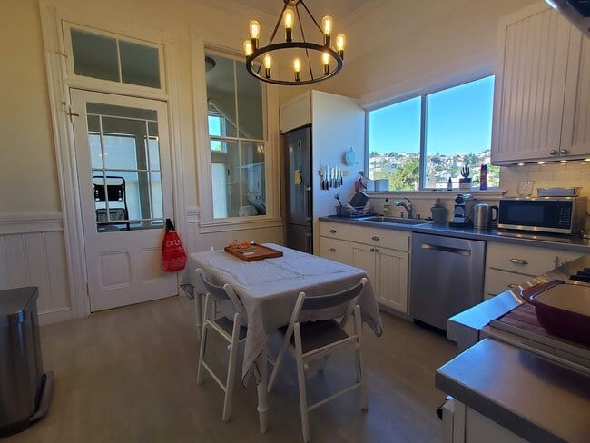 Building Photo - Noe Valley Beautifully Updated Top Floor Two Bedroom w. Chef's Kitchen and Laundry
