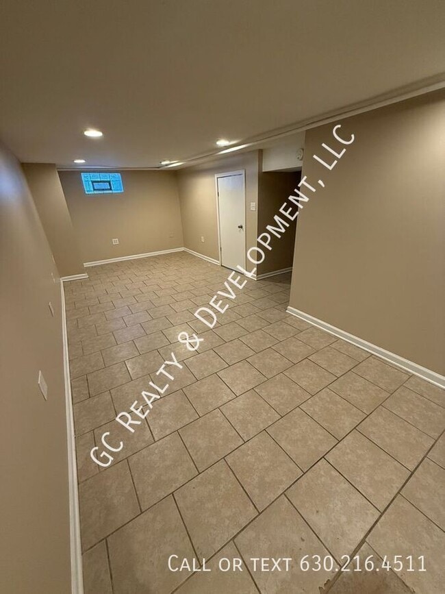 Building Photo - 9906 S Clyde Ave