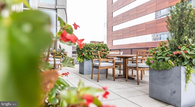 Building Photo - 206 W Washington Square