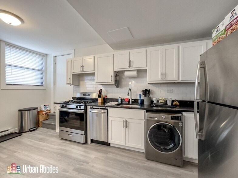 Building Photo - 730 W Roscoe St