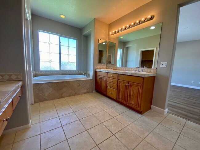 Building Photo - Executive 5 BR Home With Pool RV Parking H...