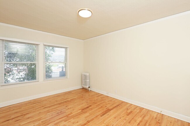Building Photo - OPEN HOUSE: Sunday (11/30) 3:40pm-4:00pm. Top Floor 2BR/2BA apartment with sweeping views of Lake...