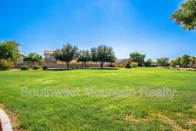 Building Photo - 1140 E Oak Rd