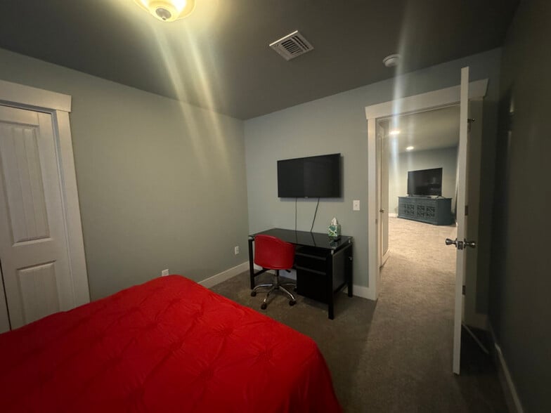 Building Photo - 1831 Lone Pine Dr