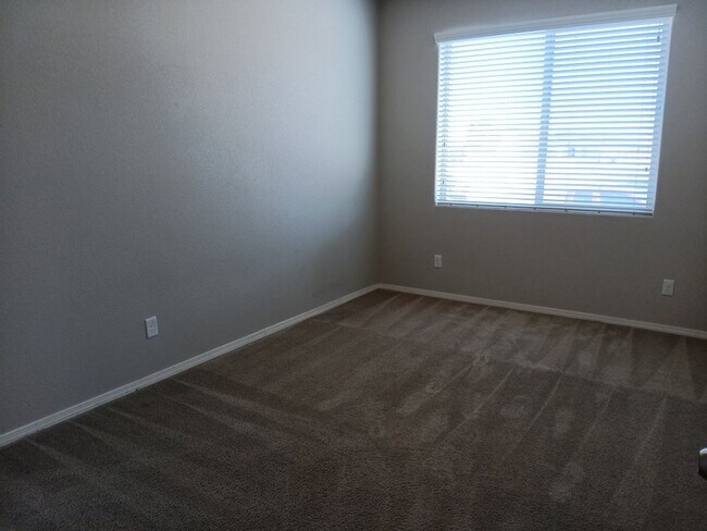 Building Photo - Spacious 4-bedroom, 2-bathroom home! Showi...