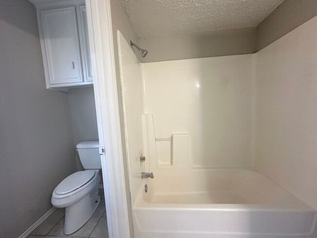 Building Photo - 3bed/2Bath Available 9/10