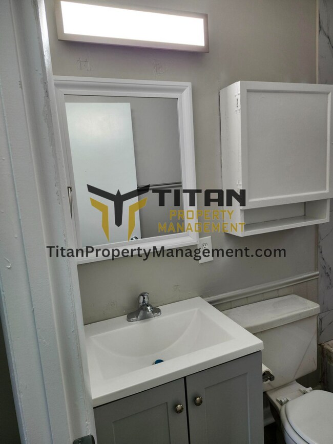 Building Photo - 2 bed/1 bath Townhouse