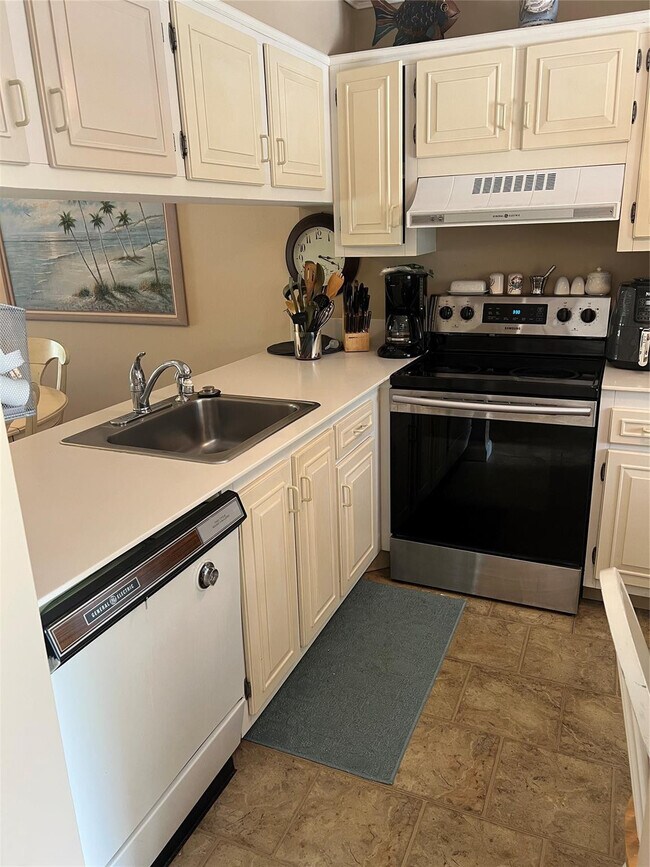 Building Photo - 4801 Martinique Pl