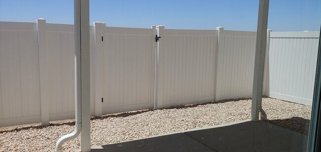 Building Photo - Like New Townhouses! Available Now!