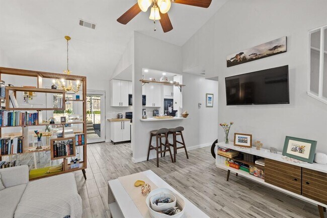 Building Photo - 1015 E Yager Ln