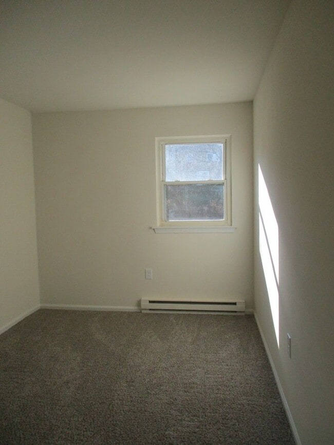 Building Photo - 3BR Townhome - Northampton School District