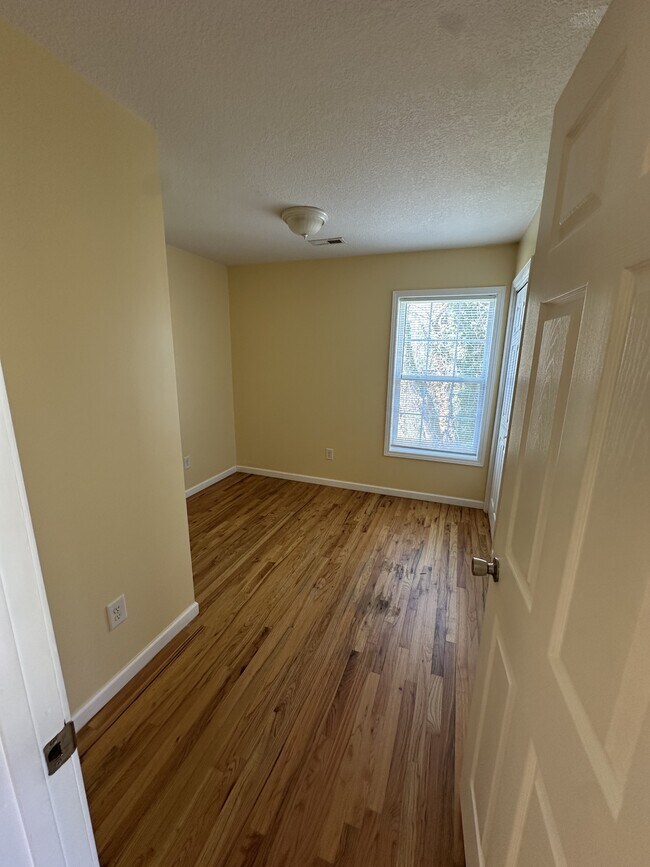 Building Photo - 8 Townview Dr