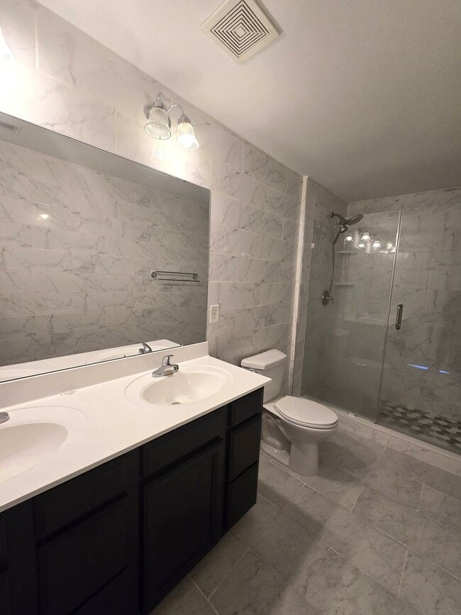 Building Photo - Beautiful Home Available for Rent in Charl...