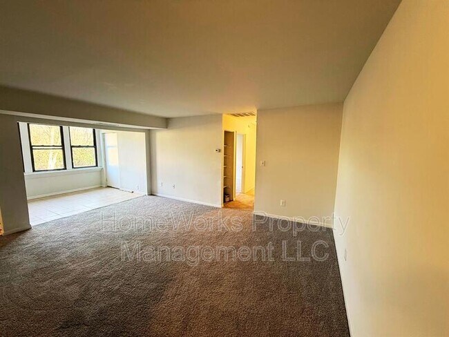 Building Photo - 9633 White Acre Rd